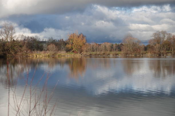 istock Autumn spits in the water 1195437929