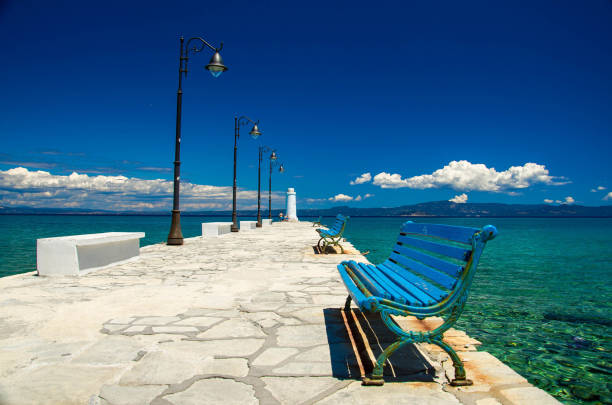 molo bianco molo sull'acqua blu paradiso, kassandra, macedonia, grecia - vacations halkidiki beach sand foto e immagini stock