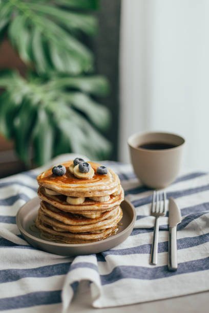 hausgemachte pfannkuchen - eierkuchen speise stock-fotos und bilder