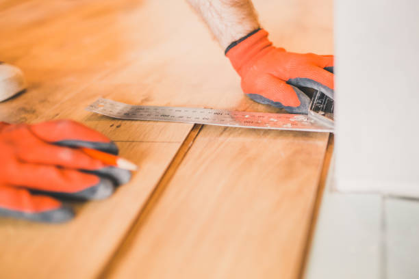 istock A man professionally mounts laminate in a floating way 1195446383