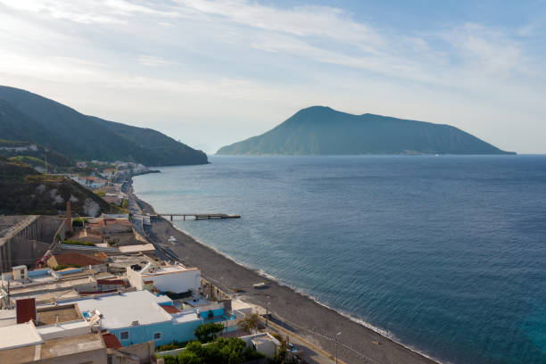 czarny piasek wulkaniczny plaża acquacalda, widok na salina, lipari wyspa aeolian, włochy - lipari island zdjęcia i obrazy z banku zdjęć