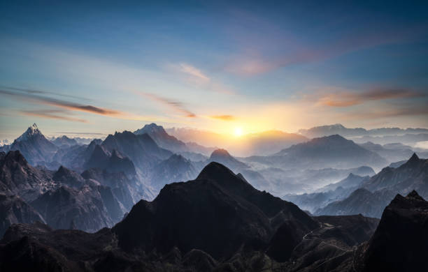 luftaufnahme der nebligen berge bei sonnenaufgang - stimmungsvolle umgebung stock-fotos und bilder