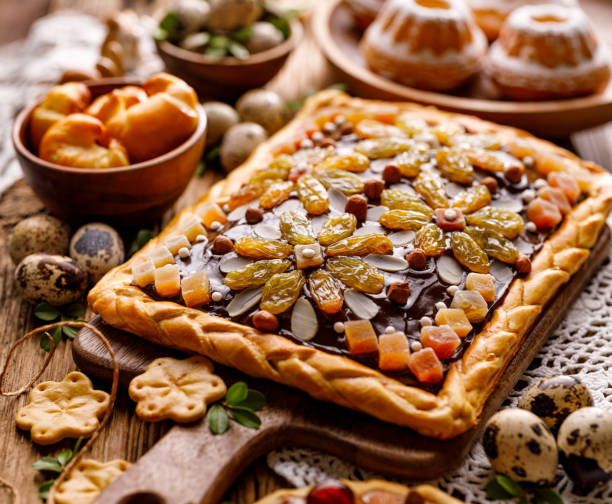 mazurek gebak, traditionele poolse paas taart gemaakt van shortkorst gebak, chocolade room, gecandied fruit en amandelen op de vakantie tafel - paastaart stockfoto's en -beelden