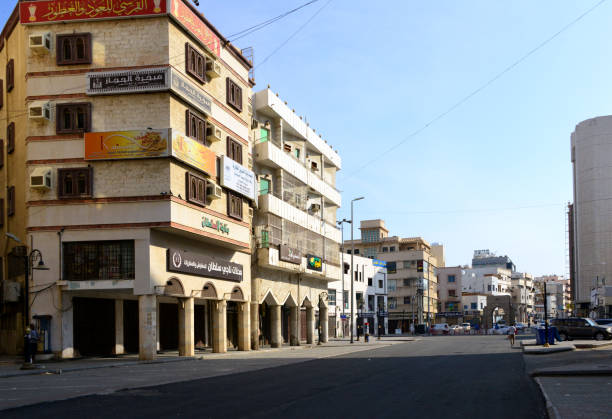 ver hacia el sur a lo largo de la calle al dhahab hacia las puertas restantes de las murallas de la ciudad, distrito de al balad, jeddah, arabia saudita - restore ancient ways fotografías e imágenes de stock