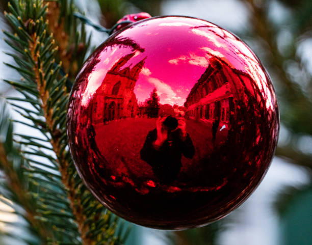 reflexion über die weihnachtskugel mit dem basler münster im hintergrund - weihnachtsmarkt basel stock-fotos und bilder