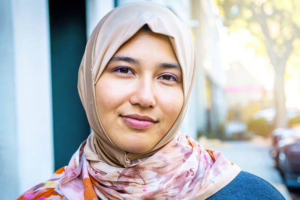 sorridente studentessa musulmana asiatica - uighur foto e immagini stock