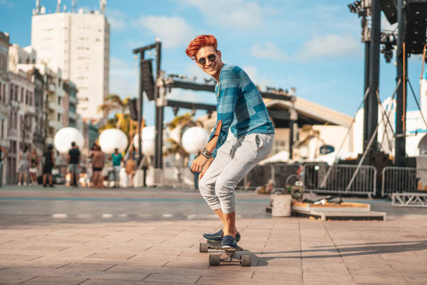junger skateboarder mit einem langen board in marco zero, recife, pernambuco. - urban style stock-fotos und bilder