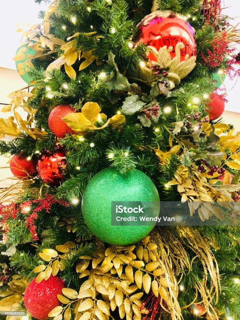 Foto de Decoração Clássica Dos Ornamentos Do Natal Do Vermelho Do Verde E  Do Ouro e mais fotos de stock de Bola de Árvore de Natal - iStock