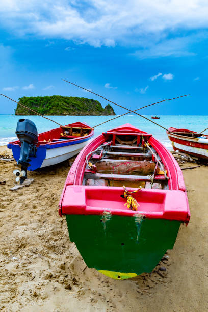 vieux bateaux de pêche en bois colorés amarrés par l'eau sur une belle côte de plage. paysage blanc de rivage de mer de sable sur l'île tropicale des caraïbes - cabarita beach photos et images de collection