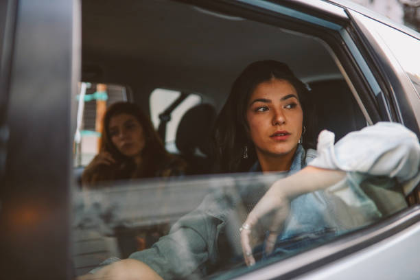 chica mirando por la ventana del coche en buenos aires - taxi buenos aires people city fotografías e imágenes de stock