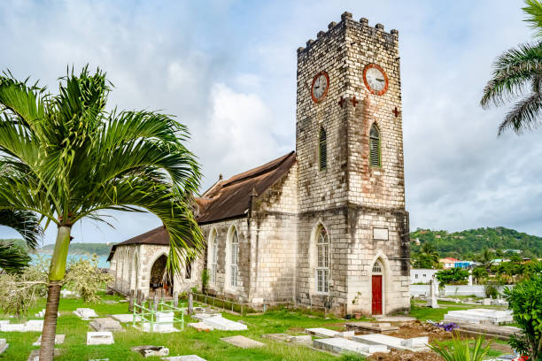 st mary parish church in port maria, jamaika, ein anglikaneses gotteshaus mit friedhof, an der strandküste der stadt. - 1861 stock-fotos und bilder