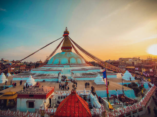 le stupa de bouddhanath dans le grand angle - bodnath stupa kathmandu stupa flag photos et images de collection