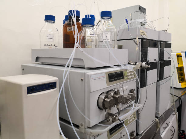 equipos de cromatografía líquida de alto rendimiento, hplc, en un laboratorio científico - hplc fotografías e imágenes de stock