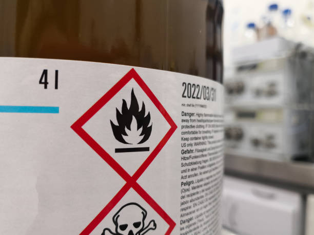 kennzeichnung einer gefährlichen brennbaren chemikalie in einem wissenschaftlichen labor - chemie stock-fotos und bilder