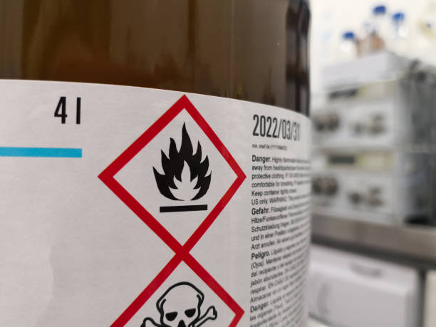 étiquette d'un produit chimique inflammable dangereux dans un laboratoire scientifique - toxic substance danger warning sign fire photos et images de collection