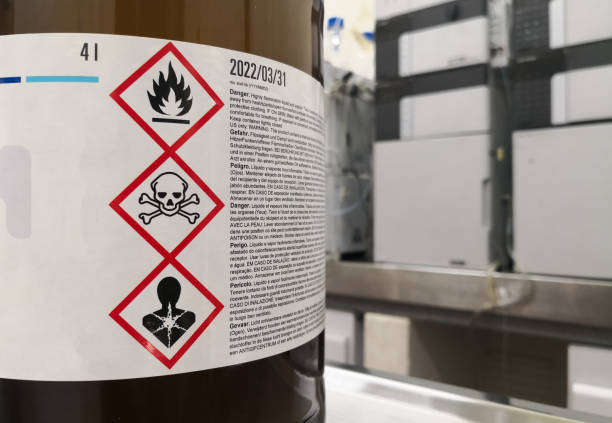 GHS symblogy with toxicity, flammability and death warnings. HPLC equipment. Chemical substance in a laboratory. Amber glass bottle. Tagged with GHS symblogy with toxicity, flammability and death warnings. Liquid chromatography equipment. chemistry lab pictures stock pictures, royalty-free photos & images