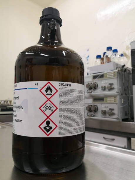 bouteille d'une substance chimique avec une étiquette avec des avertissements - reagent bottle photos et images de collection