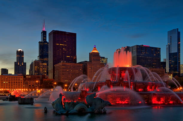 fonte de buckingham - chicago fountain skyline night imagens e fotografias de stock