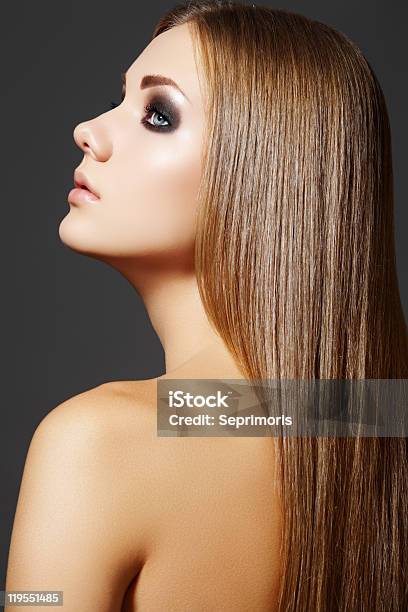 Photo libre de droit de Belle Coiffure Mannequin Avec Les Cheveux Longs Tout Droit banque d'images et plus d'images libres de droit de Adulte