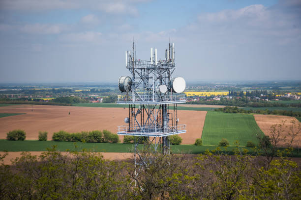 antena de torre de telecomunicaciones y comunicaciones, tecnología 3g,4g de red de transmisión industrial. en el forrest. - moody sky audio fotografías e imágenes de stock