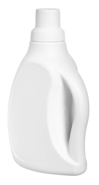 bottiglia di plastica detergente bianco con tappo di misura e liquido detergente isolato su bianco - chemical bottle cap chores foto e immagini stock