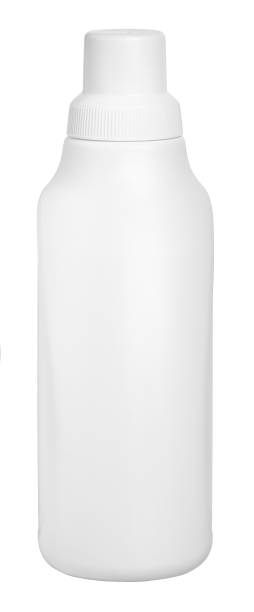 garrafa de plástico detergente branco com tampa de medição e líquido de limpeza isolado em branco - chemical bottle cap chores - fotografias e filmes do acervo