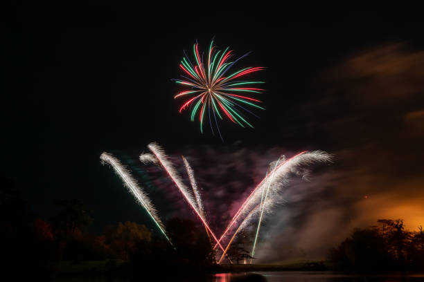 sherborne-feuerwerk - sherburne lake stock-fotos und bilder