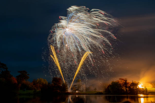 sherborne-feuerwerk - sherburne lake stock-fotos und bilder