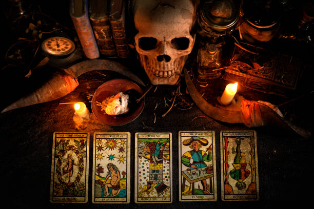 tarot-karten, schädel und magische gegenstände. - traditioneller brauch stock-fotos und bilder