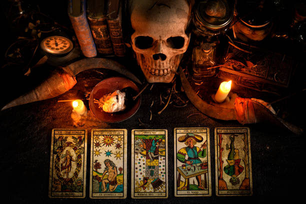 tarocchi, teschio e oggetti magici. - tarot cards foto e immagini stock
