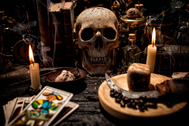 cartas de tarot, calaveras y objetos mágicos. - skull gothic style evil dark fotografías e imágenes de stock