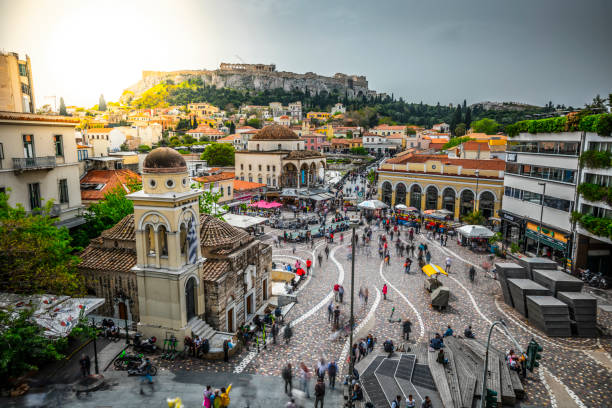 ateny monastiraki plac i akropol , grecja - greece acropolis athens greece famous place zdjęcia i obrazy z banku zdjęć