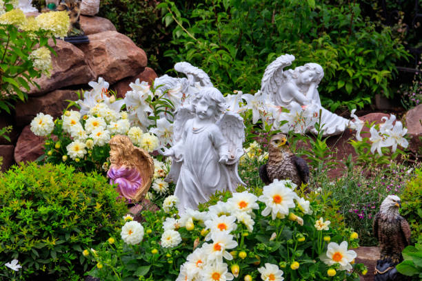 садовые статуи ангелов и птиц на клумбе - artificial wing wing eagle bird стоковые фото и изображения