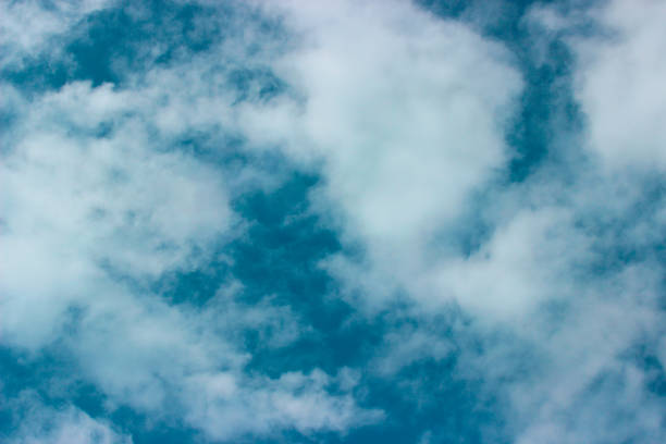 beaucoup de nuages blancs couvrant le ciel bleu. - fighter plane aerospace industry air air vehicle photos et images de collection