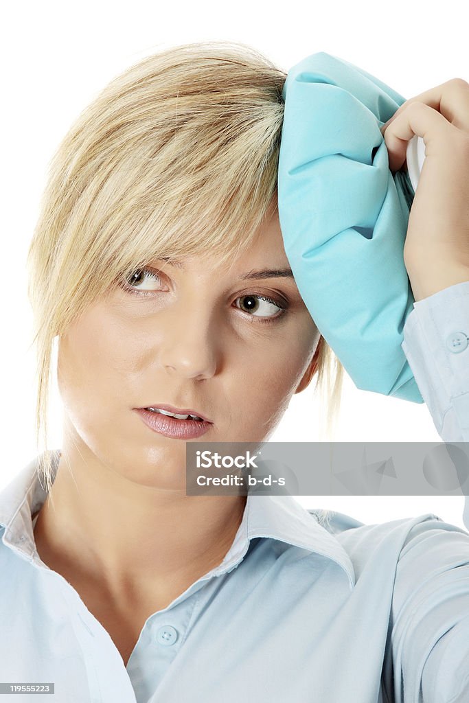 가진 젊은 여자 두통 - 로열티 프리 건강관리와 의술 스톡 사진