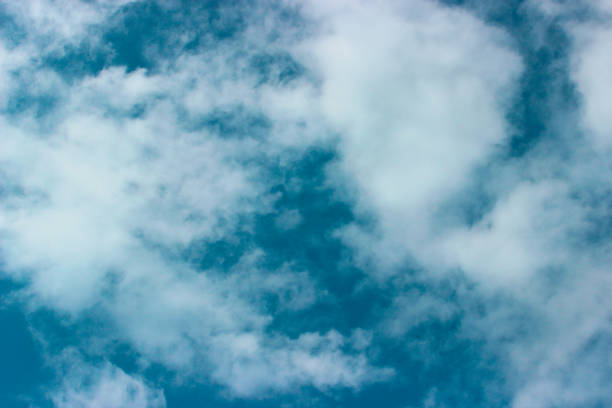beaucoup de nuages blancs couvrant le ciel bleu. - fighter plane military airplane air force military photos et images de collection