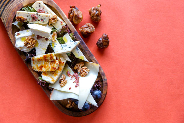 plato de queso que sirve en tablón de madera con fruta y frutos secos - cheese still life tray french cuisine fotografías e imágenes de stock