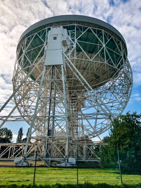 telescopio lovell en jodrell bank - jodrell bank radio telescope dish cheshire astronomy telescope observatory fotografías e imágenes de stock