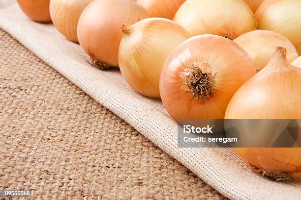 Cebolla En Saco De Fondo Foto de stock y más banco de imágenes de Aderezo - Aderezo, Alimento, Arpillera