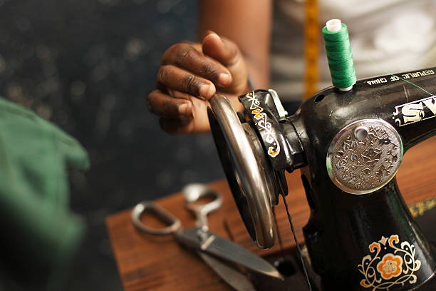 mão da mulher com um estilo antigo manual máquina de costura - textile sewing women part of imagens e fotografias de stock