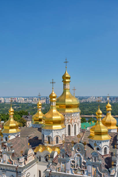 cattedrale di pechersk lavra a kiev, ucraina - kyiv orthodox church dome monastery foto e immagini stock