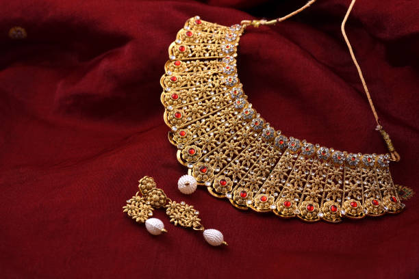 インドの伝統的なジュエリー - gold necklace 写真 ストックフォトと画像