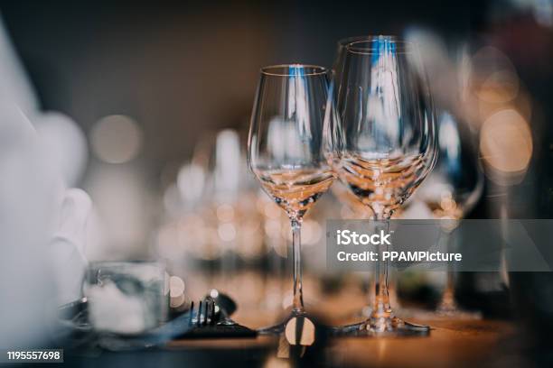Esstisch Stockfoto und mehr Bilder von Restaurant - Restaurant, Weinglas, Gedeck
