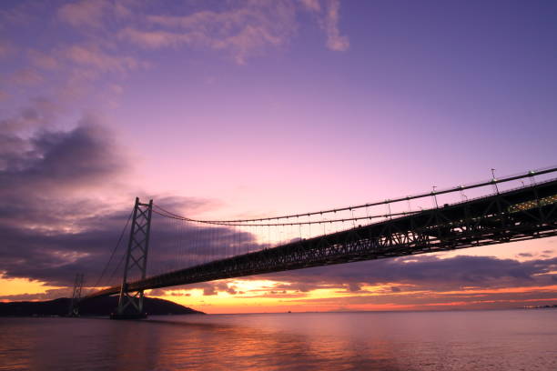 ein herrlicher blick auf die akashi kaikyo brücke(kobe city, awaji city) - kobe bridge japan suspension bridge stock-fotos und bilder