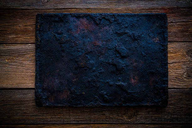 vassoio tostato al forno in nero invecchiato su legno rustico - terra cotta pot foto e immagini stock