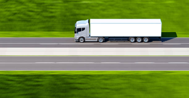 semi-camion avec remorque conduisant sur la route - vehicle trailer flash photos et images de collection