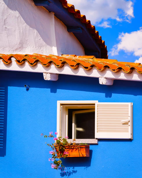 ventana en casa residencial azul en porto cervo reflejo - villa italian culture facade ornamental garden fotografías e imágenes de stock