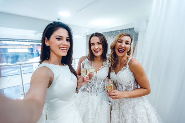 drei bräute teilen glückliche momente - wedding bride buying caucasian stock-fotos und bilder