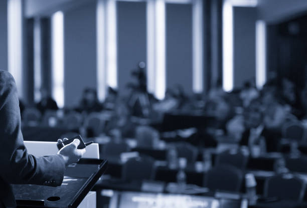 entrenador de negocios. el orador da una charla. líder de equipo exitoso y propietario de negocios líder. hombre de negocios haciendo una presentación.  el público escucha el discurso del profesor en la sala de conferencias. - master of business administration fotografías e imágenes de stock