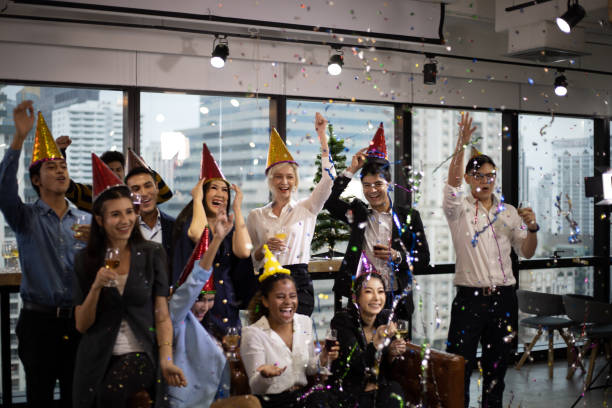 los empresarios agrupan feliz fiesta de año nuevo en las oficinas. - fiesta en la oficina fotografías e imágenes de stock